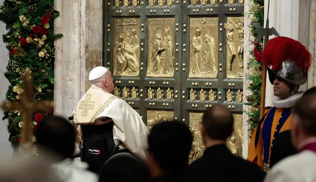 Paus Fransiskus bersiap untuk membuka Pintu Suci Basilika Santo Petrus, dalam sebuah upacara khusus untuk menandai peluncuran Yubileum 2025, di Vatikan, pada 24 Desember 2024. (Remo Casilli/POOL/AFP)