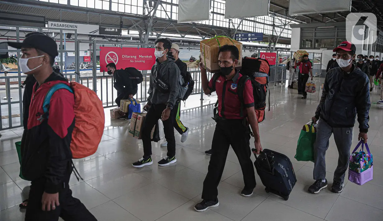 Pengguna KA Jarak Jauh tiba di Stasiun Pasar Senen, Jakarta, Senin (3/1/2022). Pada masa Libur Tahun Baru 2022, yaitu 31 Desember 2021 s.d 2 Januari 2022, PT Kereta Api Indonesia (Persero) melayani 160.926 pelanggan KA Jarak Jauh atau rata-rata 53.642 pelanggan per hari. (Liputan6.com/Faizal Fanani)