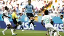 Penyerang Uruguay, Luis Suarez melompat selama pertandingan kedua Grup A melawan Arab Saudi di Rostov Arena, Rostov-on-Don, Rabu (20/6). Gol tunggal Suarez memastikan Uruguay lolos ke babak 16 besar Piala Dunia 2018. (AP/Andrew Medichini)