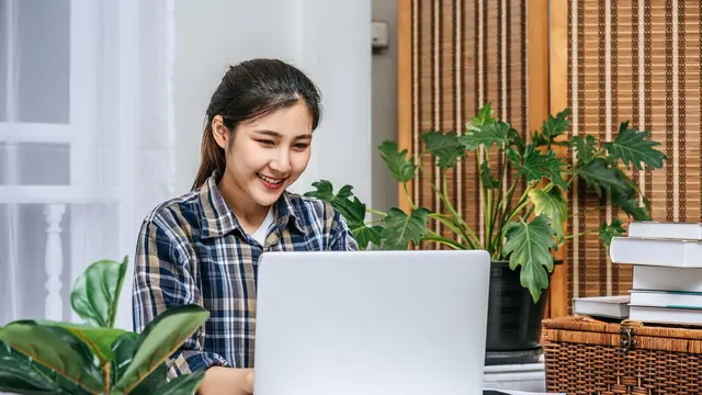 Ilustrasi bekerja di depan laptop/freepik.com/jcomp