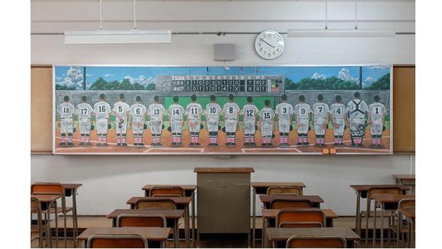 Bermodalkan Kapur, Guru Ini Bikin 6 Gambar Menarik di Papan Tulis