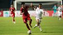 <p>Penyerang Timnas Indonesia U-17, Arkhan Kaka (kiri)&nbsp;berusaha melewati hadangan pemain Timnas Uni Emirat&nbsp;Arab U-17 di laga Grup B Kualifikasi Piala Asia U-17 2023 yang berlangsung di Stadion Pakansari, Bogor, Rabu (5/10/2022) (Bola.com/M Iqbal Ichsan)</p>