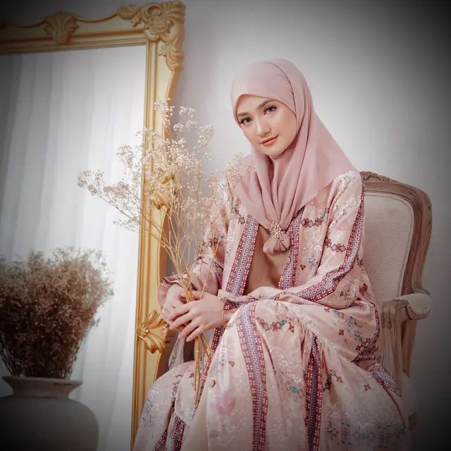 6 Artis Ini Mantap Berhijab Usai Putuskan Mualaf, Banjir Pujian
