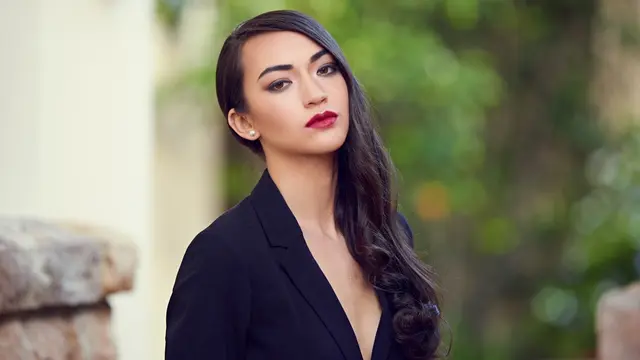 perempuan berjas hitam cantik makeup ketus marah jutek