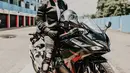 Ini salah satu pesona Omesh ketika mencoba motor sport alias motor balap. Penampilannya sukses banjir pujian netizen karena terlihat seperti pembalap sungguhan. (Liputan6.com/IG/@omeshomesh)