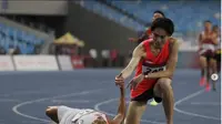 Pelari Singapura Soh Rui Yong menyalami Rikki Marthin Simbolon yang memenangkan medali emas di lomba lari 10.000 meter putra di SEA Games 2023 (Instagram @runsohfast).