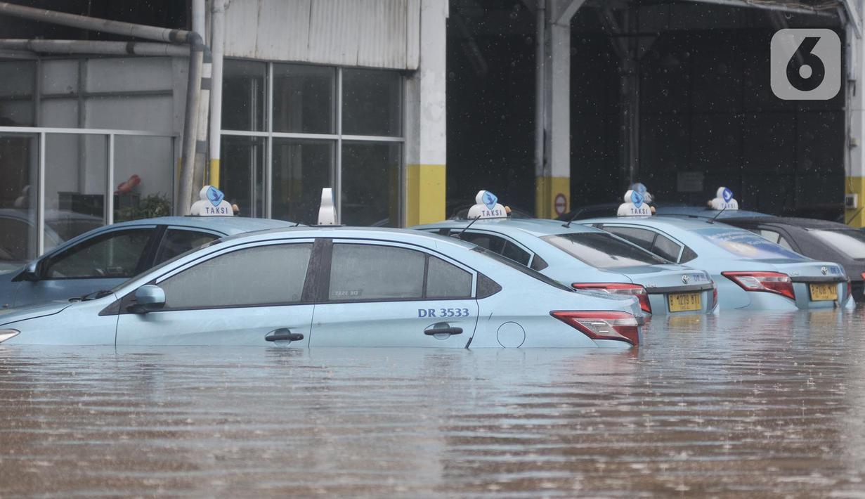 Foto Penampakan Banjir Di Pool Taksi Blue Bird Kramat Jati News Liputan6 Com
