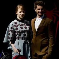 Selain itu, awal tahun ini Emma melakukan proses syuting film terbarunya ‘The favourite’ di U.K dan rela menghampiri Andrew yang saat itu sedang berada di London. Banyak kisah di antara mereka, hanya saja keduanya sangat sibuk. (AFP/John Mc Dougall)