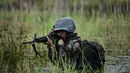 Prajurit TNI dari Batalyon Infanteri Raider berpartisipasi dalam latihan perang gerilya di pangkalan mereka di Banda Aceh, provinsi Aceh, 30 April 2019.  Prajurit batalion raider dilatih  untuk siap melakukan berbagai operasi khusus dan penugasan mendadak. (CHAIDEER MAHYUDDIN / AFP)