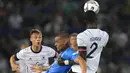 Penyerang timnas Italia Gianluca Scamacca (tengah) berebut bola dengan bek Jerman Antonio Rudiger pada matchday pertama UEFA Nations League A Grup 3 di Renato Dall'Ara, Minggu (6/5/2022) dini hari WIB. Jerman bermain imbang melawan Italia dengan skor 1-1. (AP Photo/Antonio Calanni)