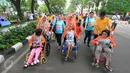 Anak-anak disabilitias mengikuti jalan sehat dalam acara Jalan Sehat Keluarga Disabilitas (JSKD) di Pasar Akhir Pekan SCBD, Jakarta (11/12). Kegiatan tersebut dalam rangka memperingati Hari Disabilitas Internasional.(Liputan6.com/Fery Pradolo)