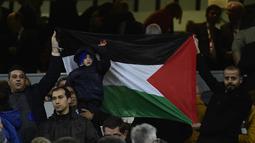 Bocah Palestina korban bom menyaksikan laga La Liga Spanyol antara Real Madrid melawan Sevilla di Santiago Bernabeu, Madrid, Minggu (20/3/2016). Anak bernama Ahmed Dawabaha ini merupakan penggemar dari Cristiano Ronaldo. (AFP/Pierre-Philippe Marcou)