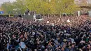 Suasana saat ribuan warga mengiringi jenazah Ali Akbar Hashemi Rafsanjani di Teheran, Iran (10/1). Menurut laporan media setempat, mantan Presiden Iran tersebut meninggal dunia pada usia 82 tahun karena serangan jantung. (AFP/Atta Kenare)
