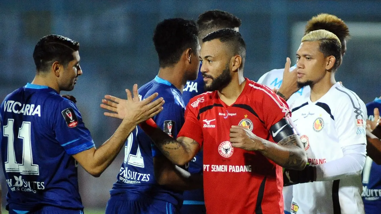 Striker Semen Padang Marcel Sacramento.