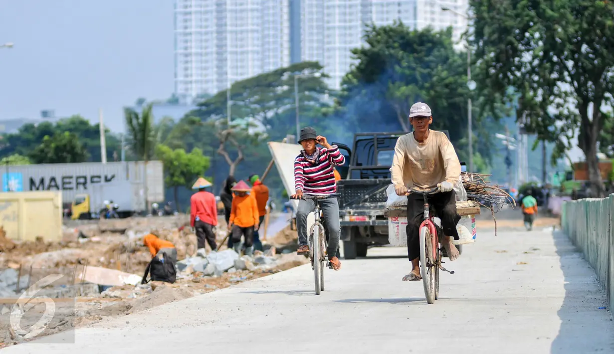 Warga saat melintas di kawasan Kalijodo, Jakarta, Kamis (14/4/2016). Kawasan Kalijodo yang memiliki luas lahan 2,5 hektar itu akan digunakan untuk Ruang Terbuka Hijau.(Liputan6.com/Yoppy Renato)