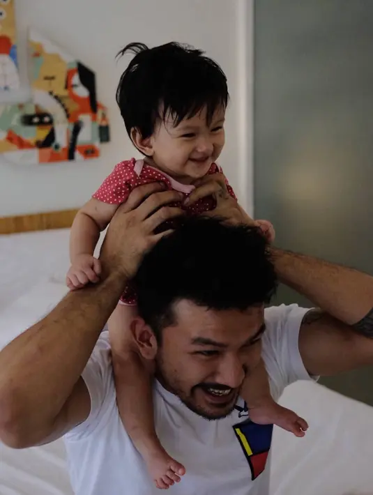 Rio Dewanto kerap mengunggah foto kebersamaan dengan anaknya yang super lucu, Salma. (foto: instagram.com/riodewanto)