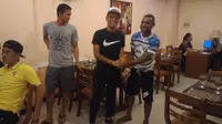 Ferdinand Sinaga jadi bahan bercandaan rekan-rekannya di Sriwijaya FC. Sang striker datang ke Solo setelah masa peminjamannya di PSM Makassar berakhir. (Bola.com/Riskha Prasetya)