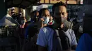 Komuter yang mengenakan masker menunggu kendaraan di halte bus di metro Manila, Filipina, Kamis (8/9/2022). Presiden Filipina Ferdinand Marcos Jr. telah menyetujui rekomendasi untuk mengakhiri wajib memakai masker di luar ruangan di seluruh negeri. (AP Photo/Aaron Favila)