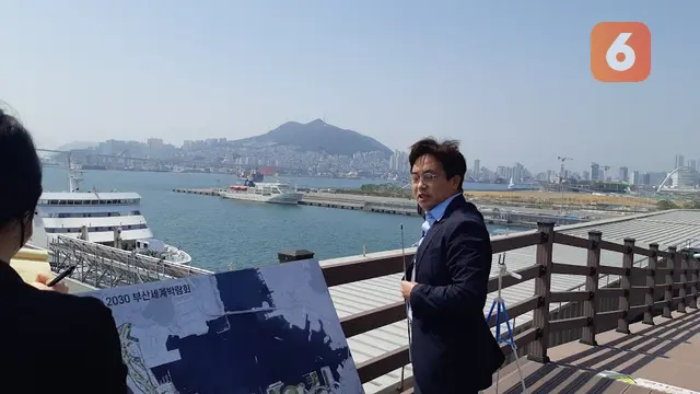 Hwang Hyun-ki, staf pemerintah daerah Busan, Korea Selatan bidang promosi World Expo 2030 di North Port Area. (Liputan6.com/Tanti Yulianingsih)