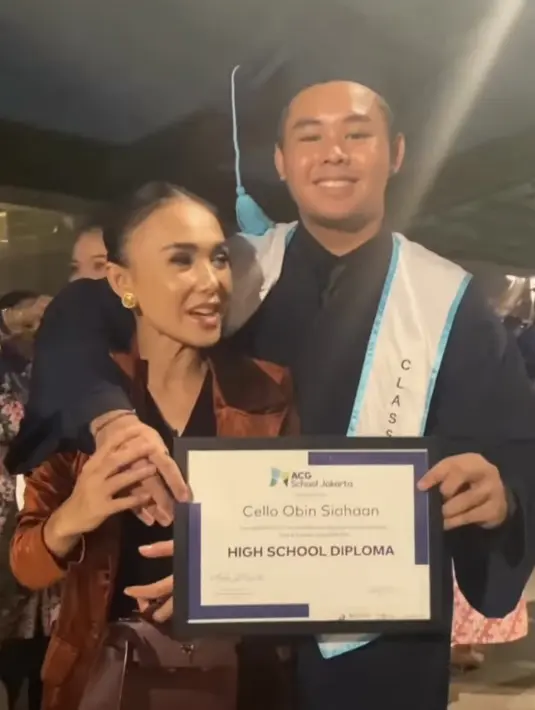 Dalam kesempatan tersebut, Yuni tampil dengan setelan dari atasan blazer dan celana warna coklat berbahan velvet. Dipadukan kemeja hitam sebagai inner. Credit: (@yunishara36)