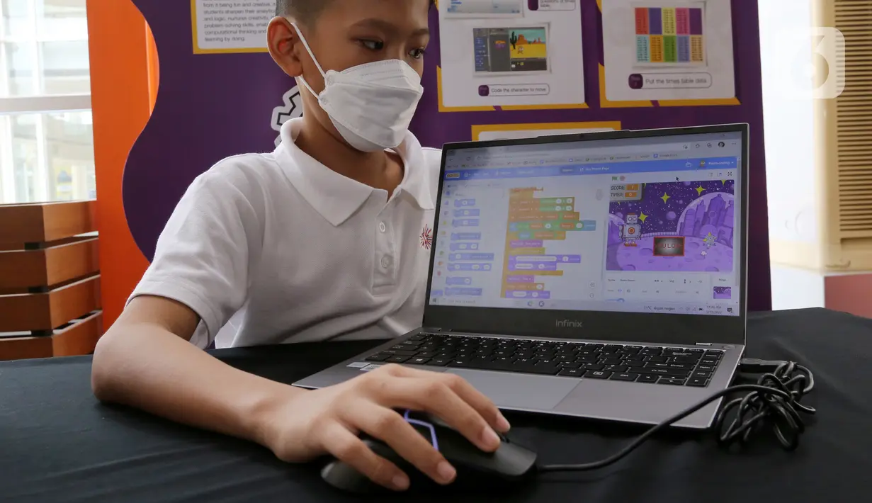 Siswa mempresentasikan hasil karyanya pada acara STEAM Expo di BSD City, Tangerang Selatan, Jumat (11/03/2022). Kegiatan yang digelar dari tanggal 11-19 Maret 2022 diikuti lima sekolah Sampoerna Academy dari tingkat early learning hingga menengah atas. (Liputan6.com/Fery Pradolo)