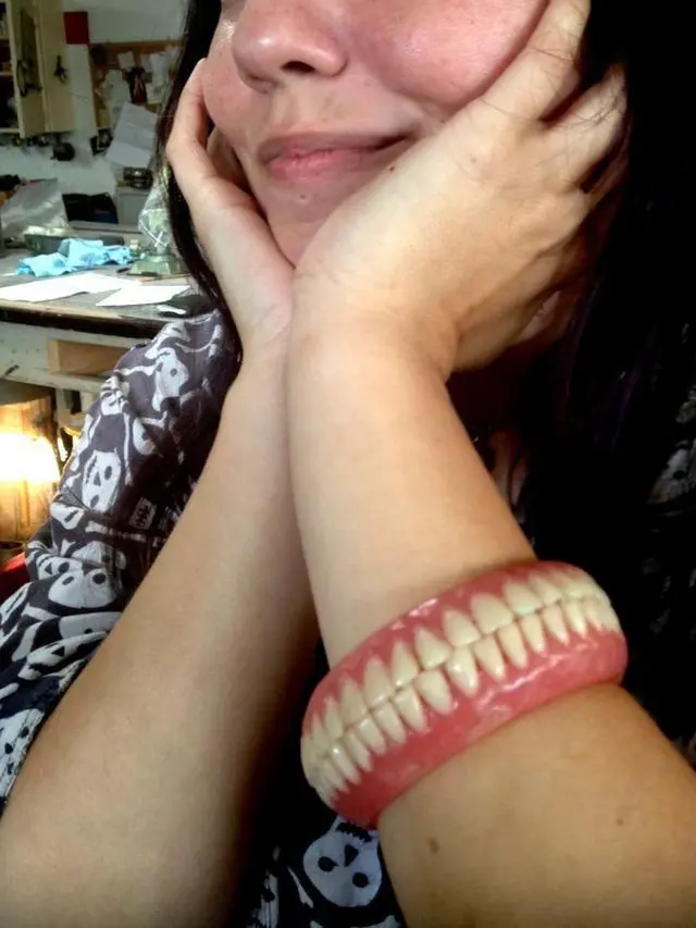 6 Gelang yang Dipakai Cewek Ini Absurd, Bentuknya Bikin Geleng Kepala