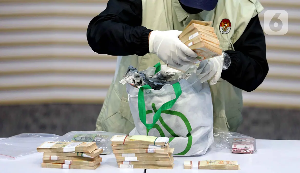 Pelaksana tugas (Plt) Deputi Penindakan dan Eksekusi KPK, Asep Guntur Rahayu mengatakan uang tunai yang disita dalam pecahan dolar Singapura senilai SGD189.000 atau sekitar Rp2,4 miliar (kurs saat ini), dan Rupiah senilai Rp8,5 juta. (Liputan6.com/Helmi Fithriansyah)