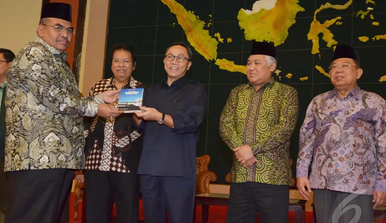 Ketua Fraksi PPP MPR Irgan Khairul Mafis memberikan buku laporan Fraksi PPP "Lima Tahun Membumikan Konstitusi" kepada Ketua MPR RI Zulkifli Hasan, Jakarta, Selasa (23/12/2014).  (Liputan6.com /Andrian M Tunay)