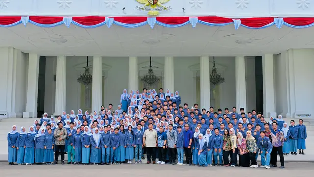 Ratusan pelajar Forum OSIS Jawa Barat (FOJB) berkunjung ke Istana Kepresidenan Jakarta dan bertemu langsung dengan Presiden Prabowo.