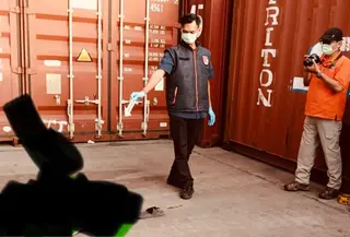 Pria Terlindas Alat Berat Pengakut Kontainer di Jakarta Utara. (Antara)