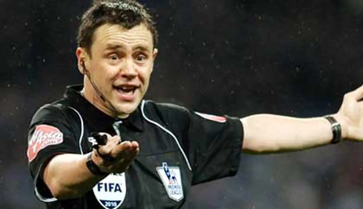Aksi wasit Stuart Attwell di laga lanjutan EPL antara Manchester City dan Wigan Athletic di City of Manchester Stadium, 29 Maret 2010. AFP PHOTO / PAUL ELLIS