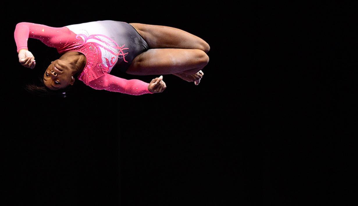 Pesenam Simone Biles tampil pada Kejuaraan Senam P&G di Bankers Life Fieldhouse, US, Kamis (13/8/2015). (USA Today Sports/Marc Lebryk)