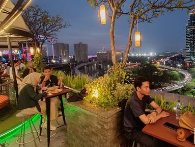 Pengunjung menikmati berbuka puasa di Déjà vu Sky Dining The Plaza Semanggi, Jakarta, Sabtu (23/04/2022). Déjà vu Sky Dining menjadi pilihan warga Jakarta sebagai tempat berbuka puasa dengan program “Ramadan Iftar” yang menyediakan paket buffet all you can eat dengan menghadirkan lebih dari 30 macam menu buffet pada setiap akhir pekan. (Liputan6.com/Fery Pradolo)