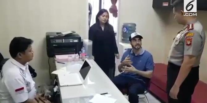 VIDEO: Fachri Albar Jalani Tes Urine