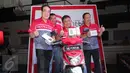(Ki-ka) Direktur Planning & Transformation Edward Ying, Dirut Telkomsel Ririek Adriansyah dan Vice President Corporate & Community Account Management Primadi K Putra berfoto bersama di peluncuran T-Bike, Jakarta, Kamis (3/3). (Liputan6.com/Angga Yuniar)