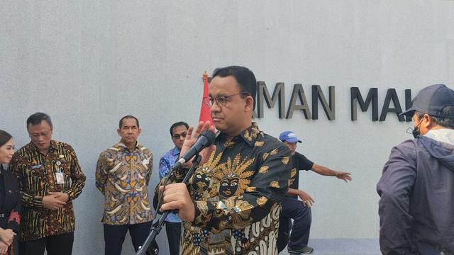 Gubernur DKI Jakarta, Anies Baswedan, meresmikan Taman Makam Tokoh Bangsa di Tempat Pemakaman Umum (TPU) Karet Bivak, Tanah Abang, Jakarta Pusat, Kamis (13/10/2022) (Liputan6.com/Winda Nelfira)