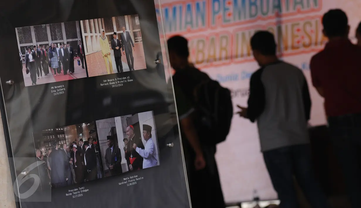 Sejumlah dokumentasi foto kegiatan di Masjid Istiqlal dipamerkan di Jakarta, Jumat (24/2). Pameran ini untuk memeriahkan Milad Masjid Istiqlal dan berlangsung hingga 27 Februari. (Liputan6.com/Helmi Fithriansyah)