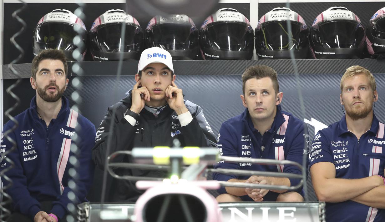 Pebalap Force India, Esteban Ocon (2kiri) duduk pada peringkat kedelapan klamsemen sementara pebalap F1 dengan koleksi 65 poin hingga balapan terakhir di Sirkuit Suzuka Jepang. (AP/Eugene Hoshiko)