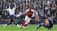 Gelandang Arsenal, Aaron Ramsey, berusaha membobol gawang Tottenham yang dijaga Hugo Lloris pada laga Premier League di Stadion Wembley, London, Sabtu (2/3). Kedua klub bermain imbang 1-1. (AFP/Daniel Leal-Olivas)