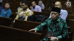 Terdakwa penerimaan suap terkait pembahasan tambahan anggaran dalam APBN P 2018, Amin Santonobersiap menjalani sidang tuntutan di Pengadilan Tipikor, Jakarta, Senin (21/1). Amin dituntut hukuman 10 tahun penjara. (Liputan6.com/Helmi Fithriansyah)