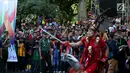 Kerumunan warga menyaksikan arak-arakan Karnaval Kemerdekaan Pesona Parahyangan 2017 melintasi jalanan utama Kota Bandung, Sabtu (26/8). Karnaval ini merupakan rangkaian dan penutupan HUT Kemerdekaan RI ke-72. (Liputan6.com/Johan Tallo)