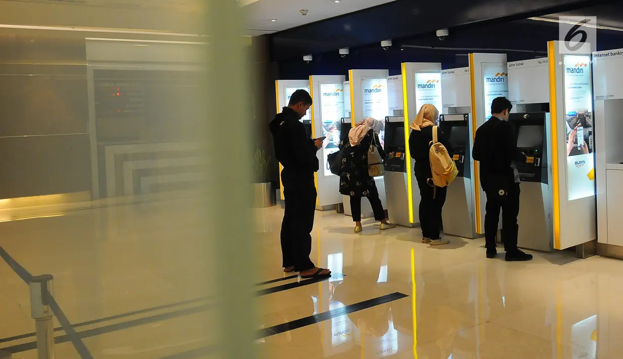 Nasabah melakukan transaksi di ATM Mandiri, Jakarta, Senin (29/4/2019). Rasio kredit bermasalah (NPL) Bank Mandiri turun 64 bps menjadi 2,68 persen. (Liputan6.com/Angga Yuniar)