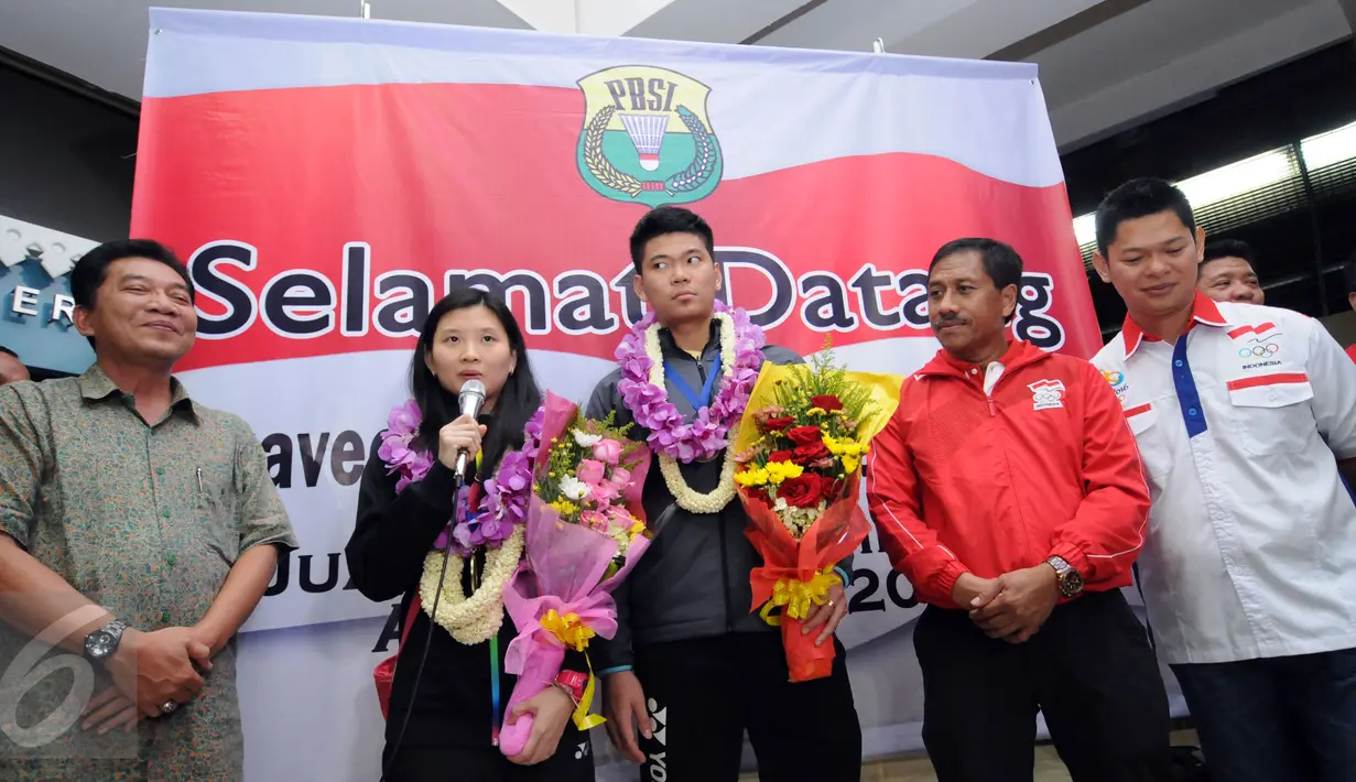 Debby Susanto memberikan keterangan saat tiba di Bandara Soetta, Banten, Rabu (16/3/2016). Praveen/Debby menjadi juara All England 2016 usai mengalahkan pasangan Denmark, Joachim Fischer Nielsen/Christinna Pedersen. (Liputan6.com/Helmi Fithriansyah)