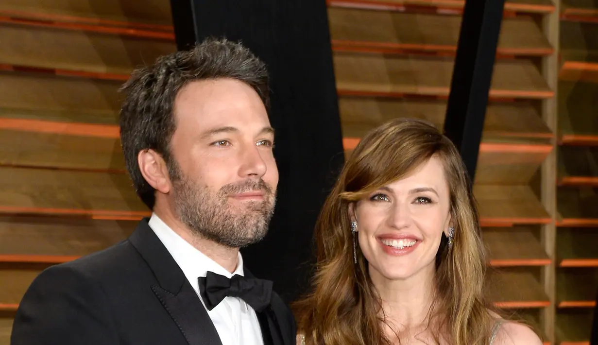 Sebelum memutuskan untuk bercerai, pasangan ini sudah berpisah sejak Juni tahun lalu. Tak ingin anak-anaknya terganggu kondisinya, mereka sepakat untuk tetap berhubungan baik demi buah hatinya. (AFP/Bintang.com)