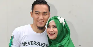 Beberapa waktu lalu sempat menjadi viral terkait perempuan yang menggoda suami Okie Agustina. Banyak warganet yang memuji sikap suaminya, Gunawan Dwi Cahyo. (Adrian Putra/Bintang.com)