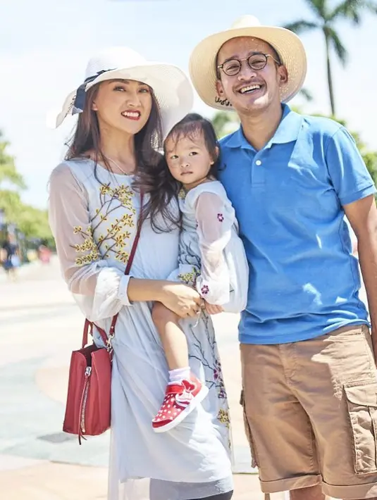 Bersentuhan dengan alam langsung itu juga digunakan sebagai media untuk memberi pengertian pada buah hatinya, Thali. Sebelum akhirnya padi menjadi beras dan dimakan. (Instagram/sarwendah29)