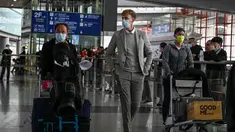 Penumpang berjalan melalui aula kedatangan untuk penerbangan internasional di Bandara Internasional Ibukota di Beijing, China, Selasa (14/3/2023). China akan kembali mengeluarkan berbagai visa untuk orang asing mulai 15 Maret besok, dalam pelonggaran besar-besaran pembatasan perjalanan sejak merebaknya pandemi Covid-19. (Photo by Jade GAO / AFP)
