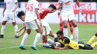 Pemain Persija Jakarta, Aji Kusuma, berusaha mencetak gol saat melawan PSM Makassar pada laga pekan ke-20 BRI Liga 1 2022/2023 di Stadion Patriot Candrabhaga, Bekasi, Rabu (25/1/2023). Persija menang dengan skor 4-2. (Bola.com/M Iqbal Ichsan)