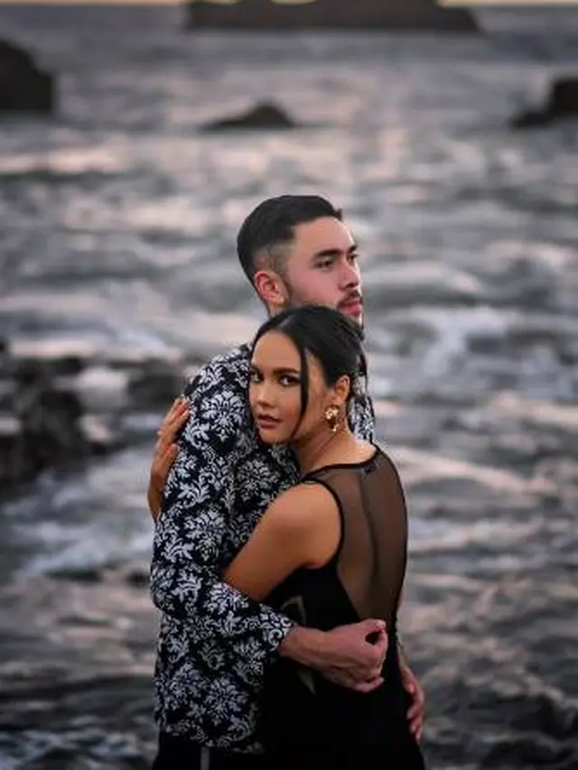 7 Prewedding Valerie Krasnadewi dan Kekasih di Pinggir Pantai Ini Curi Perhatian