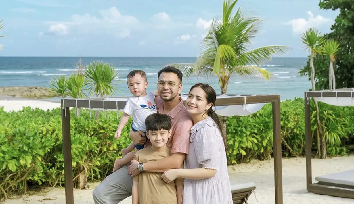 Nagita Slavina mengenakan dress panjang ruffle dipadukan denhan sandal warna pinknya. @raffinagita1717.